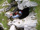 Eksploracja w Surutce. Kierownik eksploruje niezbadan studni :-)  © S. Wasyluk