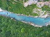 Rzeka Tara widziana z najwyszego przsa mostu z wysokoci 149 m.  © S. Wasyluk