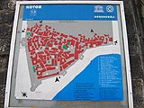 Tablica informacyjna na murach miejskich. Kotor. Wybrzee Czarnogry.  © S. Wasyluk